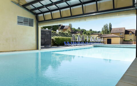 Sarlat-La-Canéda 607: Water, Swimming Pool, Shade, Plant, Leisure, Real Estate, Tree, Composite Material, Sky, Building