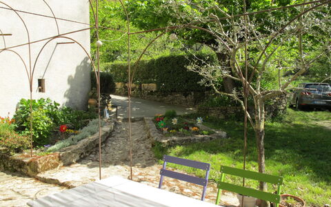 Marguerie: Plant, Building, Shade, Tree, Vegetation, Urban Design, House, Flowerpot, Cottage, Leisure