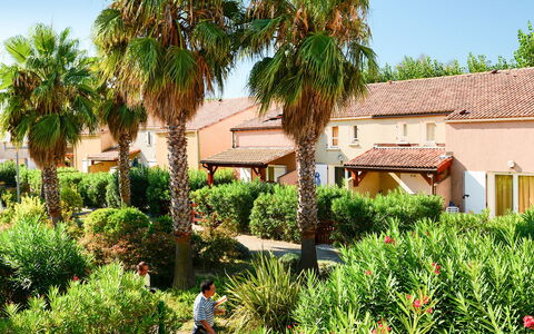 Valras Plage 606: Property, Vegetation, Real Estate, House, Tree, Home, Palm Tree, Residential Area, Resort, Building