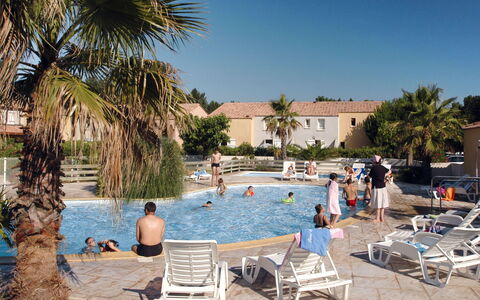 Valras Plage 606: Swimming Pool, Resort, Vacation, Property, Town, Leisure, Palm Tree, Tree, Building, Real Estate