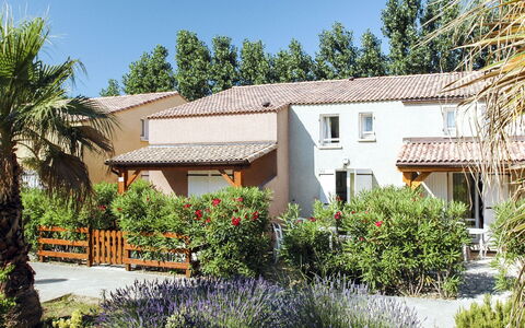 Valras Plage 606: Property, House, Home, Real Estate, Building, Residential Area, Cottage, Estate, Tree, Roof