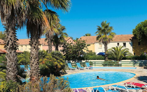Valras Plage 606: Water, Plant, Sky, Property, Building, Azure, Swimming Pool, Tree, Chair, Arecales