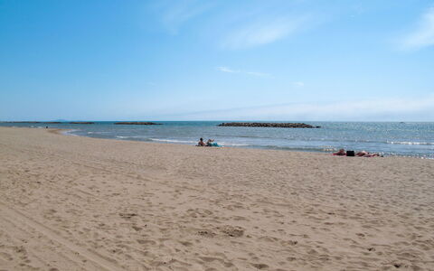 Valras Plage 606: Furniture, Cabinetry, Property, Table, Tableware, Interior Design, Dishware, Wood, Countertop, Drawer