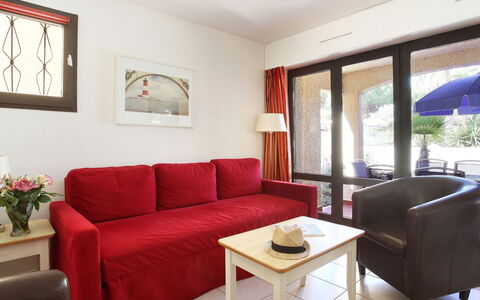 Cap D'Agde 613: Table, Property, Couch, Furniture, Comfort, Building, Plant, Wood, Picture Frame, Living Room