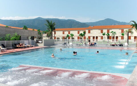 Argelès sur Mer 627: Swimming Pool, Resort, Leisure Centre, Leisure, Town, Resort Town, Vacation, Human Settlement, Water, Building