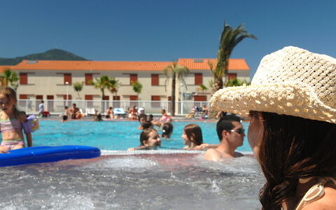 Argelès sur Mer 627: Water, Sky, Swimming Pool, Body Of Water, Umbrella, Building, Leisure