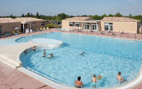 Aubignan 602: Swimming Pool, Leisure, Property, Leisure Centre, Resort, Water, Vacation, Resort Town, Building, Recreation