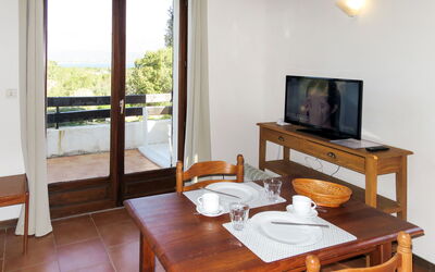 Mari di Soli 661.1: Room, Property, Furniture, Table, Building, House, Interior Design, Living Room, Hardwood, Real Estate