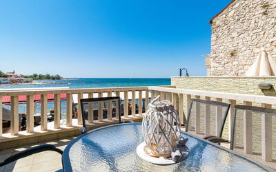 Umag 656: Water, Sky, Daytime, Property, Azure, Lighting, Body Of Water, Architecture, Seaside Resort, Chair