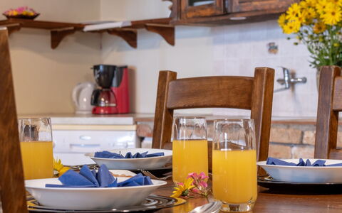 Pazin 615: Tableware, Furniture, Serveware, Food, Table, Interior Design, Dishware, Fruit, Drinkware
