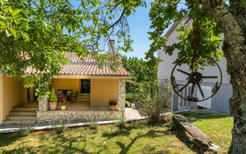 Mariva: Plant, Building, Sky, Window, Door, House, Land Lot, Tree, Shade, Grass