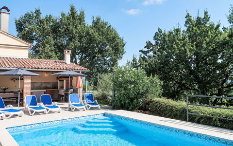 Mariva: Water, Plant, Sky, Cloud, Blue, Swimming Pool, Building, Azure, Tree, Shade