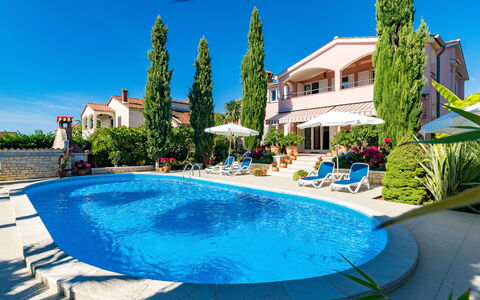 Poreč 606: Water, Daytime, Property, Sky, Plant, Building, Blue, Green, Azure, Nature