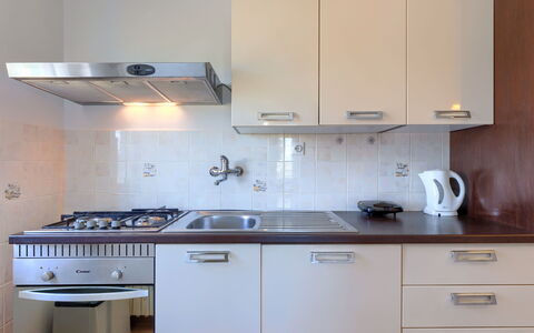Jurican: Cabinetry, Countertop, Property, Building, Kitchen Sink, Kitchen Stove, Kitchen, Kitchen Appliance, Home Appliance, Wood