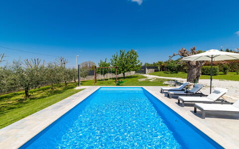 Vera: Water, Sky, Plant, Cloud, Property, Swimming Pool, Blue, Azure, Rectangle, Shade