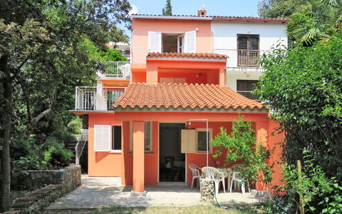 Rovinj 683: Plant, Building, Window, Property, Sky, Tree, House, Neighbourhood, Residential Area, Cottage