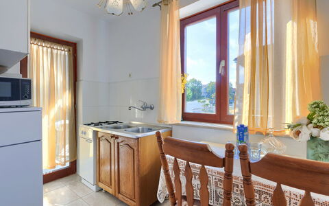 Rovinj 689: Cabinetry, Property, Countertop, Plant, Window, Houseplant, Ceiling Fan, Flowerpot, Interior Design, Wood