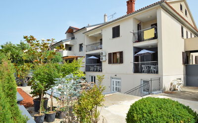 Rovinj 689: Sky, Plant, Building, Property, Window, House, Urban Design, Land Lot, Residential Area