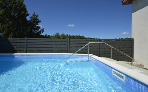 Milka 1: Water, Sky, Building, Property, Swimming Pool, Plant, Azure, Blue, Rectangle