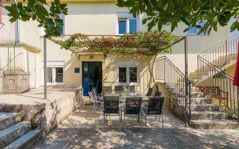 Danijela: Plant, Window, Building, Shade, Road Surface, House, Wall, Residential Area, Leisure, Table