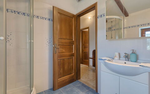 Bozac: Mirror, Sink, Property, Bathroom Cabinet, Tap, Building, Plumbing Fixture, Bathroom, Door