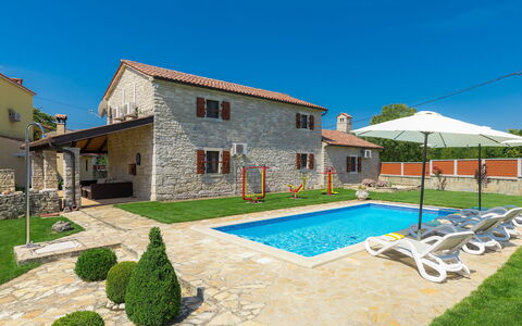 Bozac: Property, Swimming Pool, House, Building, Real Estate, Villa, Home, Vacation, Residential Area, Grass
