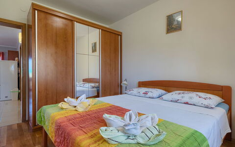 Gracije: Bedroom, Bed, Furniture, Room, Bed Sheet, Property, Bed Frame, Mattress, Bedding, Floor