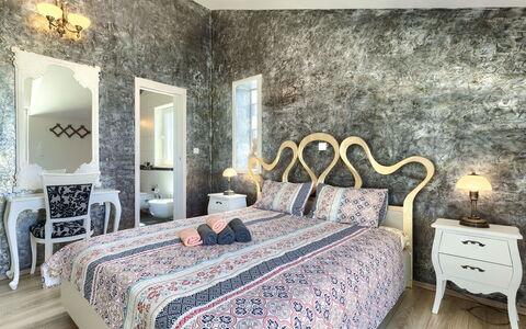 Libera: Furniture, Building, Property, Comfort, Picture Frame, Azure, Textile, Interior Design, Wood, Lighting