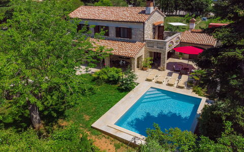 Villa Crispo: Plant, Building, Water, Nature, Tree, Azure, Swimming Pool, Natural Landscape, Vegetation, Window