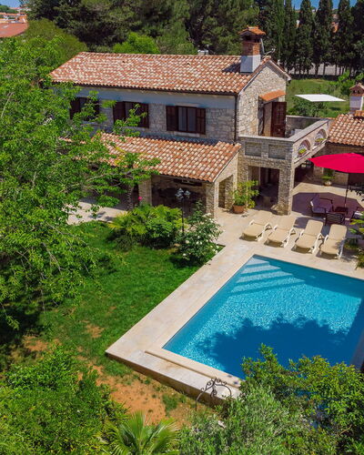 Villa Crispo: Plant, Building, Water, Nature, Tree, Azure, Swimming Pool, Natural Landscape, Vegetation, Window