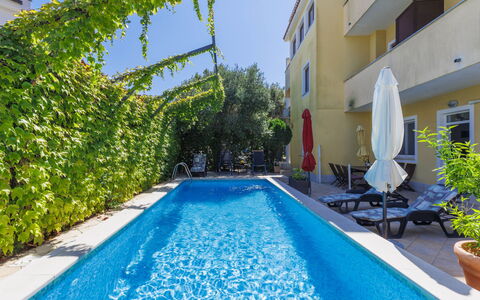 Gabi: Plant, Water, Property, Sky, Green, Azure, Flowerpot, Building, Swimming Pool, Leisure