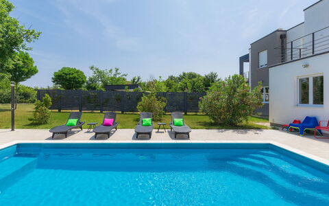 Mirna: Water, Plant, Swimming Pool, Sky, Cloud, Green, Blue, Window, Azure, Shade