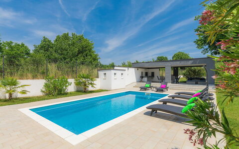 Mirna: Plant, Water, Sky, Cloud, Property, Swimming Pool, Building, Azure, Tree, Grass