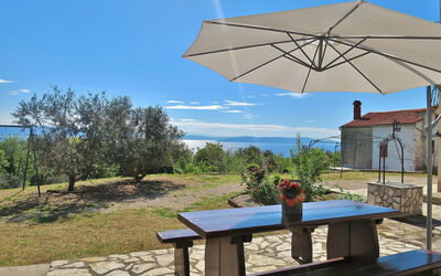 Labin 752: Sky, Plant, Table, Property, Plant Community, Building, Nature, Azure, Shade, Umbrella