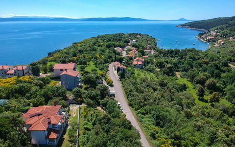 Ester: Water, Sky, Water Resources, Building, Natural Landscape, Tree, Highland, Coastal And Oceanic Landforms, Vegetation, Plant