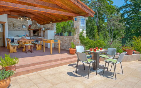 Kos: Property, Patio, Real Estate, Backyard, Building, House, Yard, Home, Room, Landscaping
