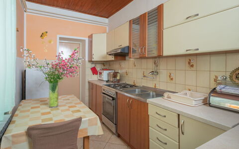Kos: Cabinetry, Flower, Countertop, Property, Furniture, Building, Drawer, Plant, Kitchen, Table