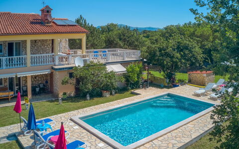 Lola: Property, Swimming Pool, House, Real Estate, Building, Villa, Estate, Leisure, Home, Backyard