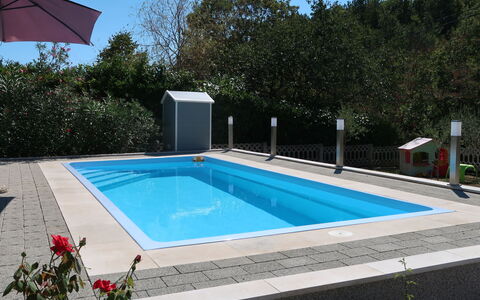 Roberta: Property, Water, Plant, Sky, Building, Azure, Rectangle, Swimming Pool, Shade, Composite Material