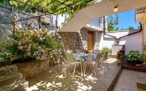 Mošćenička Draga 616: Plant, Table, Building, Chair, Flower, Flowerpot, Shade, Window, Tree, Outdoor Table