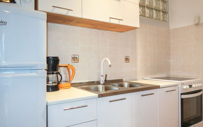 Accommodation:&nbsp;Maravic 633.3