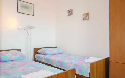 Senj 625: Bed, Room, Furniture, Bedroom, Property, Bed Sheet, Wall, Bedding, Building, Bed Frame