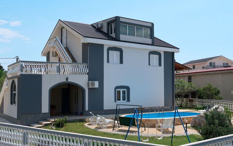 Karlobag 607: Sky, Plant, Building, Property, Window, House, Land Lot, Urban Design, Door, Shade