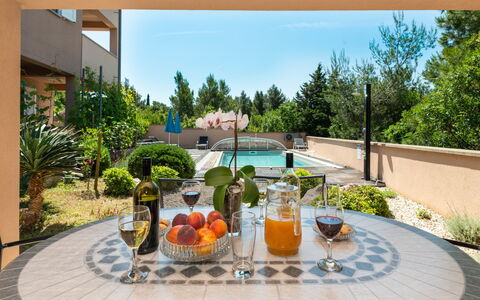 Starigrad-Paklenica 626: Plant, Tableware, Property, Building, Table, Food, Sky, Flowerpot, Azure, Houseplant