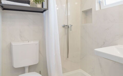 Vir 611: Bathtub, Property, Shower Head, Plumbing Fixture, Product, Tap, Bathroom, Toilet Seat, Toilet