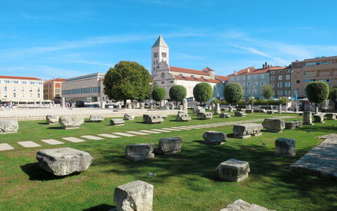 Catarina 1: Town, Sky, Architecture, Building, Grass, Historic Site, City, Church, Tree, Headstone