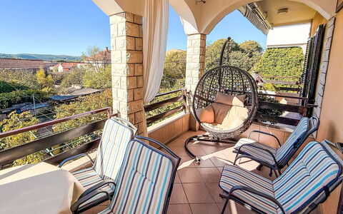 Accommodation:&nbsp;Ana 612.1