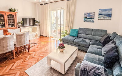 Accommodation:&nbsp;Ana 612.1