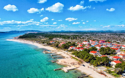 Antonio: Cloud, Water, Sky, Water Resources, Daytime, Blue, Nature, Building, Azure, Beach
