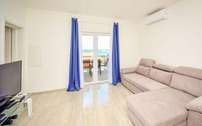 Katarina 606.6: Couch, Comfort, Building, Wood, Flooring, Living Room, Floor, Laminate Flooring, Hardwood, Picture Frame